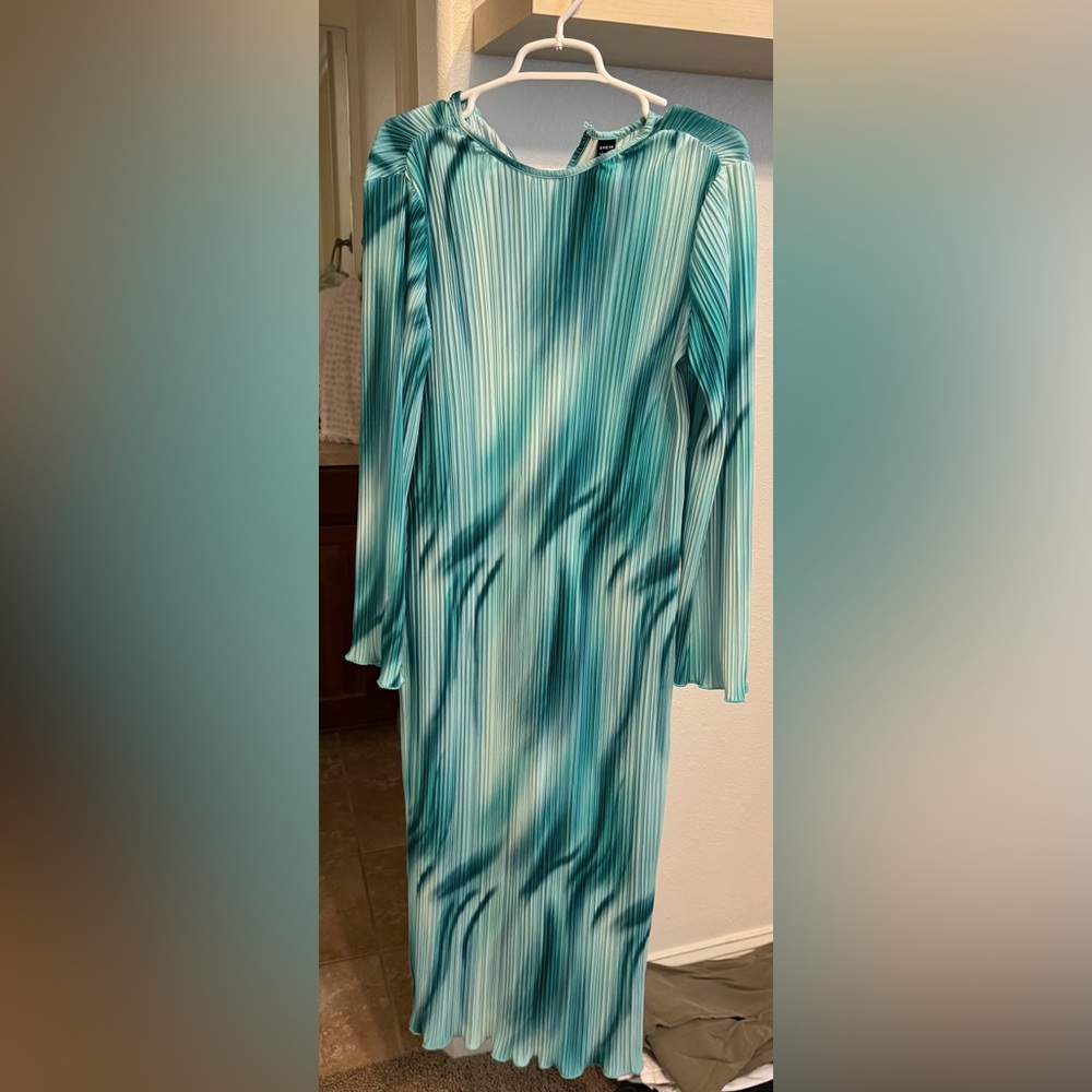 Teal and White Pleated Maxi Sleeve Dress